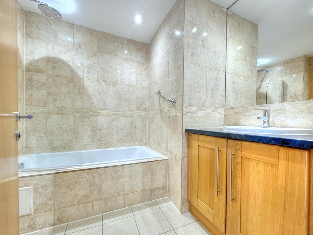 Lot: 120 - TOP FLOOR HOLIDAY APARTMENT FOR INVESTMENT - Bathroom, fully tiled